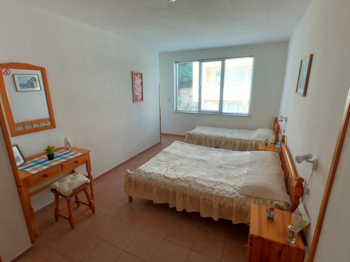 Apartment In St. Vlas With Terrace Sveti Vlas Extérieur photo